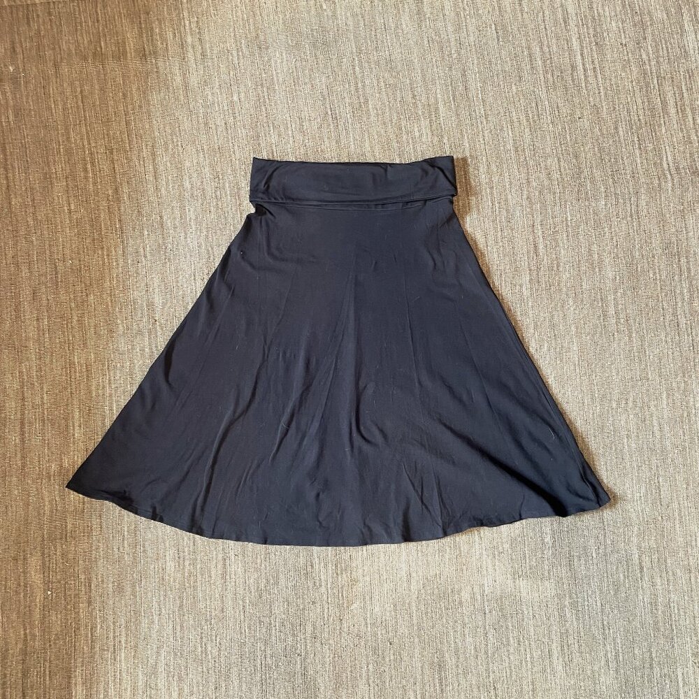black knit pull-on swing skirt with adjustable and expandable waist, size L